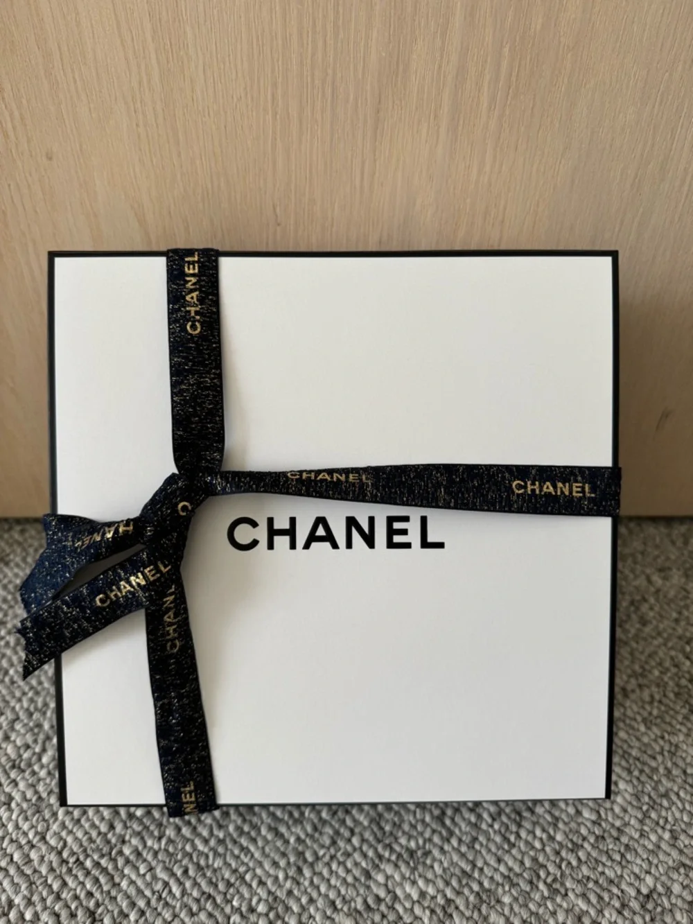 NEW! CHANEL Empty GIFT BOX 8.5X8.5X4 Chanel Cosmetic Sample Pillow Pack, Ribbon